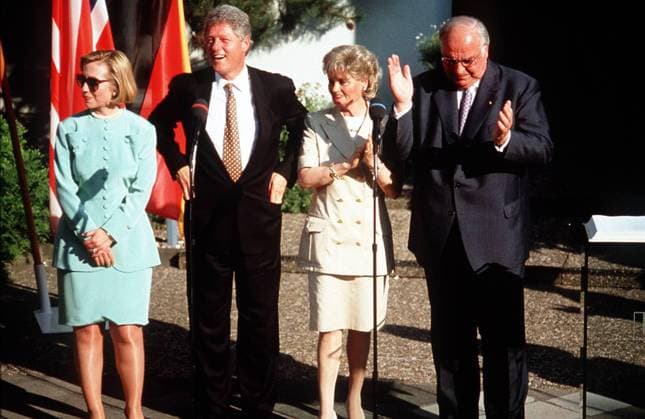 Left: BILL CLINTON (William Jefferson Clinton) President of USA. With his wife HILLARY. Right: HELMUT KOHL Chancellor of Germany. With his wife HANNELORE. Bandphoto Agency Photo B02 037106 19.07.1994 Left: BILL CLINTON (William Jefferson Clinton) President of USA. With his wife HILLARY. Right: HELMUT KOHL Chancellor of Germany. With his wife HANNELORE. Bandphoto Agency Photo B02 037106 19.07.1994, Credit: Band Photo uppa.co.uk Avalon United Kingdom  Copyright: x xBandxPhotox xuppa.co.ukx xAvalonx 0503392700