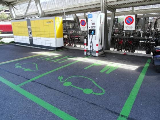 Foto Manuel Geisser 01.09.2023 Schweiz Bild : E-Tankstelle. Post Paketabholstelle Paketabholung *** photo Manuel Geisser 01 09 2023 Switzerland picture E gas station post parcel pickup parcel pickup 