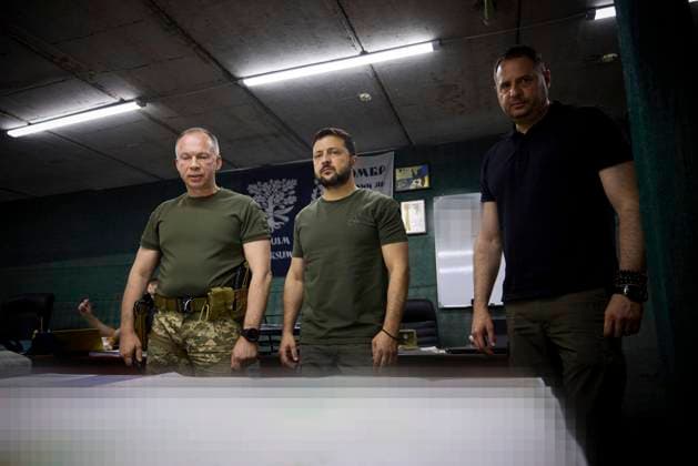 September 5, 2023, Bakhmut, Donetsk Oblast, Ukraine: Ukrainian President Volodymyr Zelenskyy, center, and chief of presidential staff Andriy Yermak, right, are briefed on the counteroffensive by Oleksandr Syrskyi, left, commander of the Ukrainian Ground Forces, during a visit to frontline positions, September 5, 2023 in Bakhmut, Ukraine. Bakhmut Ukraine - ZUMAp138 20230905_zaa_p138_008 Copyright: xPoolx UkrainianxPresidentiax
