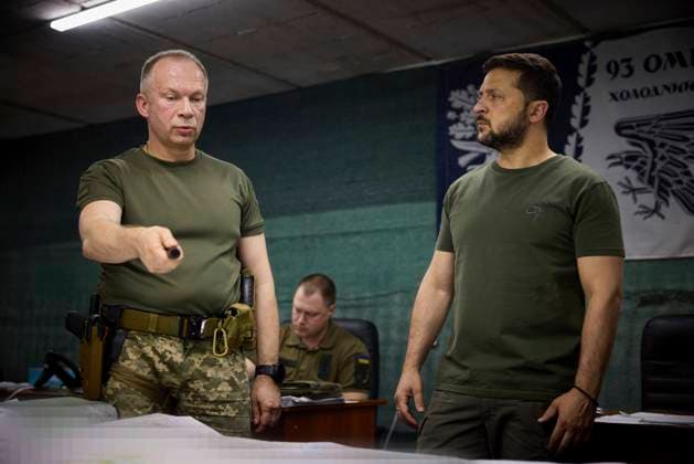 September 5, 2023, Bakhmut, Donetsk Oblast, Ukraine: Ukrainian President Volodymyr Zelenskyy, right, listens to the commander of ground forces, Gen. Oleksandr Syrskyi, left, during a briefing on the counteroffensive during a visit to frontline positions, September 5, 2023 in Bakhmut, Ukraine. Bakhmut Ukraine - ZUMAp138 20230905_zaa_p138_022 Copyright: xPoolx UkrainianxPresidentiax