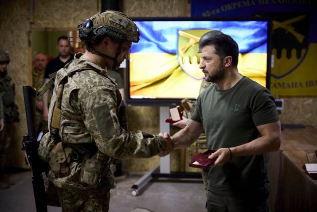 Bilder des Jahres 2023, News 09 September News Themen der Woche KW36 News Bilder des Tages September 5, 2023, Bakhmut, Donetsk Oblast, Ukraine: Ukrainian President Volodymyr Zelenskyy, right, awards medals for heroism to soldiers with the 93rd separate mechanized brigade during a visit to frontline positions, September 5, 2023 in Bakhmut, Ukraine. Bakhmut Ukraine - ZUMAp138 20230905_zaa_p138_029 Copyright: xPoolx UkrainianxPresidentiax