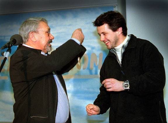 SIRIUS 2000 EXPEDITION Left: JONATHAN MOTZFELDT Prime Minister of Greenland Presenting CROWN PRINCE FREDERIK of Denmark with the claw of a polar bear during a press conference at Copenhagen Airport today, prior to the Prince flying to Greenland to ta SIRIUS 2000 EXPEDITION Left: JONATHAN MOTZFELDT Prime Minister of Greenland Presenting CROWN PRINCE FREDERIK of Denmark with the claw of a polar bear during a press conference at Copenhagen Airport today, prior to the Prince flying to Greenland to take part in the four-month Sirius 2000 Expedition. The polar bear claw is to bring him luck during the expedition. Bandphoto Agency Photo B14 06654611.01.2000, Credit: Band Photo uppa.co.uk Avalon United Kingdom  Copyright: x xBandxPhotox xuppa.co.ukx xAvalonx 0503544452