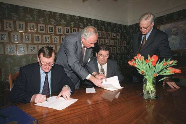 From Left: Nobel Peace Prize Laureate DAVID TRIMBLE MP; GEIR LUNDESTAD, Secretary of the Norwegian Nobel Committee; Nobel Peace Prize Laureate JOHN HUME MP and FRANCIS SEJERSTED, Chairman of the Norwegian Nobel Committee, during signing of the copyright a From Left: Nobel Peace Prize Laureate DAVID TRIMBLE MP; GEIR LUNDESTAD, Secretary of the Norwegian Nobel Committee; Nobel Peace Prize Laureate JOHN HUME MP and FRANCIS SEJERSTED, Chairman of the Norwegian Nobel Committee, during signing of the copyright assignment at the Norwegian Nobel Institute. Bandphoto Agency Photo B15 057446 09.12.1998, Credit: Band Photo uppa.co.uk Avalon United Kingdom  Copyright: x xBandxPhotox xuppa.co.ukx xAvalonx 0503544729