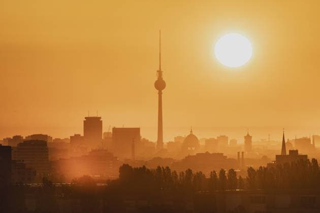 News Bilder des Tages Der Fernsehturm zeichnet sich ab vor der aufgehenden Sonne in Berlin, 06.09.2023. Berlin Deutschland *** The television tower stands out against the rising sun in Berlin, 06 09 2023 Berlin Germany Copyright: xFlorianxGaertnerx