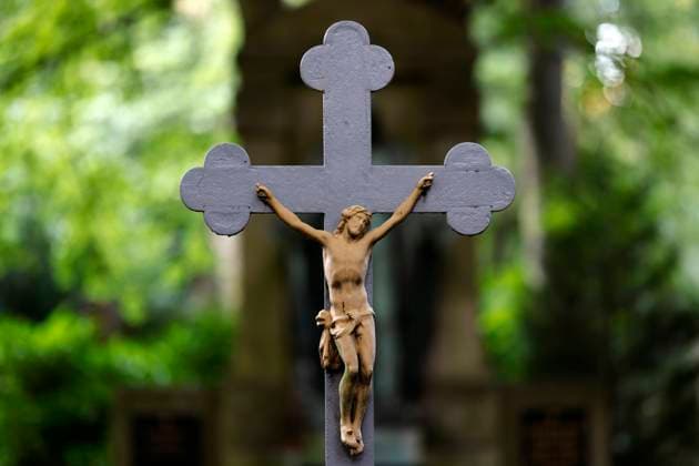 Gräber und Grabfiguren auf dem Melaten-Friedhof in Köln. Auf den Tod eines geliebten Menschen folgt der Prozess des Trauerns. Er hilft den Hinterbliebenen, Abschied zu nehmen und ein Leben ohne den Verstorbenen zu beginnen. (Themenbild, Symbolbild) Köln, 05.09.2023 NRW Deutschland *** Graves and grave statues at Melaten Cemetery in Cologne The death of a loved one is followed by the process of mourning It helps the bereaved to say goodbye and start a life without the deceased Topic image, symbol image Cologne, 05 09 2023 NRW Germany Copyright: xChristophxHardtx