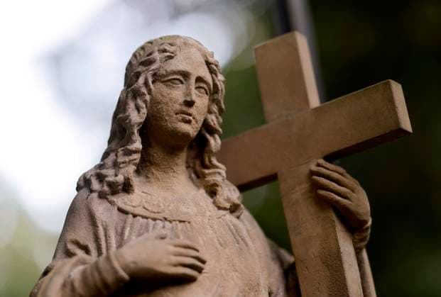 Gräber und Grabfiguren auf dem Melaten-Friedhof in Köln. Auf den Tod eines geliebten Menschen folgt der Prozess des Trauerns. Er hilft den Hinterbliebenen, Abschied zu nehmen und ein Leben ohne den Verstorbenen zu beginnen. (Themenbild, Symbolbild) Köln, 05.09.2023 NRW Deutschland *** Graves and grave statues at Melaten Cemetery in Cologne The death of a loved one is followed by the process of mourning It helps the bereaved to say goodbye and start a life without the deceased Topic image, symbol image Cologne, 05 09 2023 NRW Germany Copyright: xChristophxHardtx