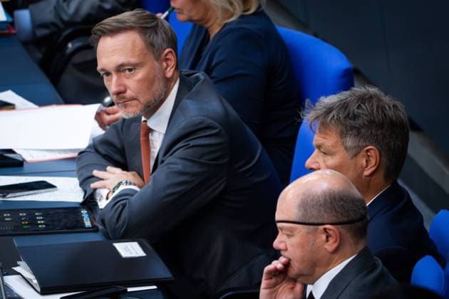 Deutscher Bundestag, 118. Plenarsitzung Bundeskanzler Olaf Scholz (SPD) Wirtschafts- und Klimaminister Robert Habeck (Gruene) und Finanzminister Christian Lindner (FDP) auf der Regierungsbank bei der 118. Sitzung des Deutschen Bundestag in Berlin, 06.09.2023 Berlin Berlin Deutschland *** German Bundestag, 118 plenary session Chancellor Olaf Scholz SPD Economy and Climate Minister Robert Habeck Gruene and Finance Minister Christian Lindner FDP on the government bench during the 118 session of the German Bundestag in Berlin, 06 09 2023 Berlin Berlin Germany