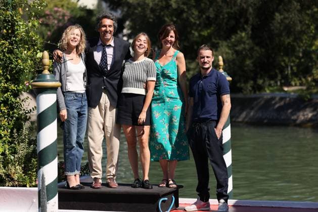 Entertainment Themen der Woche KW36 Entertainment Bilder des Tages Venice - Vivants Photocall Arrivals Alice Isaaz, Vincent Elbaz, Pascale Arbillot, Pierre Lottin arrives at the Hotel Excelsior pier for the 80th Venice International Film Festival 2023 on September 06, 2023 in Venice, Italy. Photo by Marco Piovanotto ABACAPRESS:COM Venice Italy  Copyright: xPiovanottoxMarco ABACAx 866532_015 PiovanottoxMarco ABACAx 866532_015