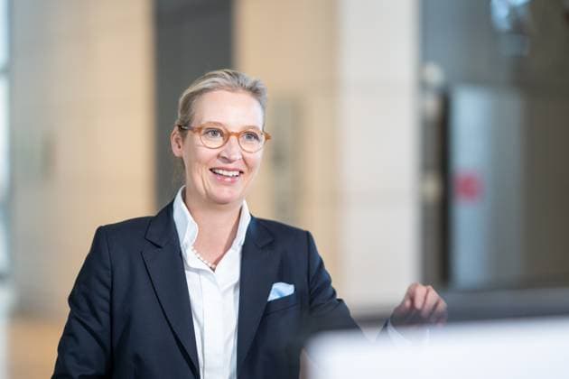 News Themen der Woche KW36 News Bilder des Tages Bundestagssitzung mit Generaldebatte Hier Interview-Situation in der Lobby Alice Weidel, Parteivorsitzende AfD;Bundestagssitzung mit Generaldebatte Hier Interview-Situation in der Lobby Alice Weidel, Parteivorsitzende AfD, *** Bundestag session with general debate Here interview situation in the lobby Alice Weidel, party leader AfD Bundestag session with general debate Here interview situation in the lobby Alice Weidel, party leader AfD,