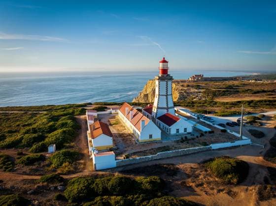 Drohnenansicht des Leuchtturms auf Cabo Espichel Kap Espichel am Atlantik *** Drone view of Lighthouses at Cabo Espichel Cape Espichel on Atlantic Ocean Copyright: imageBROKER DmitryxRukhlenko ibxdmr09605943.jpg