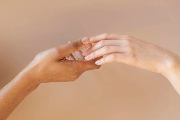  Nahaufnahme multikulturelle Hände halten *** Close-up multicultural Hands hold Copyright: imageBROKER/OleksandrxLatkun ibxole09581187.jpg ,model released, Symbolfoto ,property released