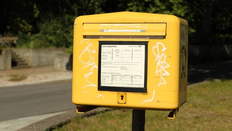 Am Schlitz eines Briefkastens der Deutschen Post steht der Schriftzug vorrübergehend gesperrt. Symbolbild Symbolfoto. Nienstedten Hamburg *** At the slot of a mailbox of the Deutsche Post the lettering is temporarily blocked symbol picture symbol photo Nienstedten Hamburg