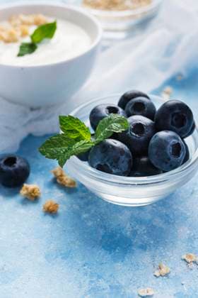 Kleine Blaubeeren durchsichtige Schale *** small Blueberries transparent Bowl Copyright: imageBROKER OleksandrxLatkun ibxole09583138.jpg