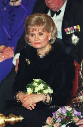 HANNELORE KOHL Wife of the German Chancellor Dr Helmut Kohl (Pictured at the Guildhall in London, where her husband received the Honorary Freedom of the City of London) COMPULSORY CREDIT: UPPA Photoshot Photo UGL 014379 D-30a 18.02.1998 HANNELORE KOHL Wife of the German Chancellor Dr Helmut Kohl (Pictured at the Guildhall in London, where her husband received the Honorary Freedom of the City of London) COMPULSORY CREDIT: UPPA Photoshot Photo UGL 014379 D-30a 18.02.1998, Credit:Photoshot Avalon United Kingdom  Copyright: xPhotoshotx xAvalonx 0503734735