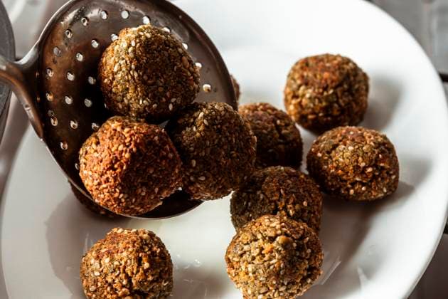  Leckere gebratene Falafel Platte *** Delicious Fried Falafel Plate Copyright: imageBROKER/OleksandrxLatkun ibxole09583969.jpg