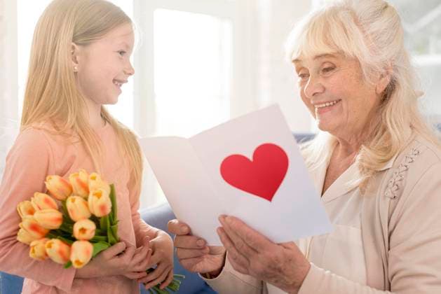  Oma mit Blumen Grußkarte von Mädchen *** Grandma with Flowers Greeting card from Girls Copyright: imageBROKER/OleksandrxLatkun ibxole09584238.jpg ,model released, Symbolfoto ,property released