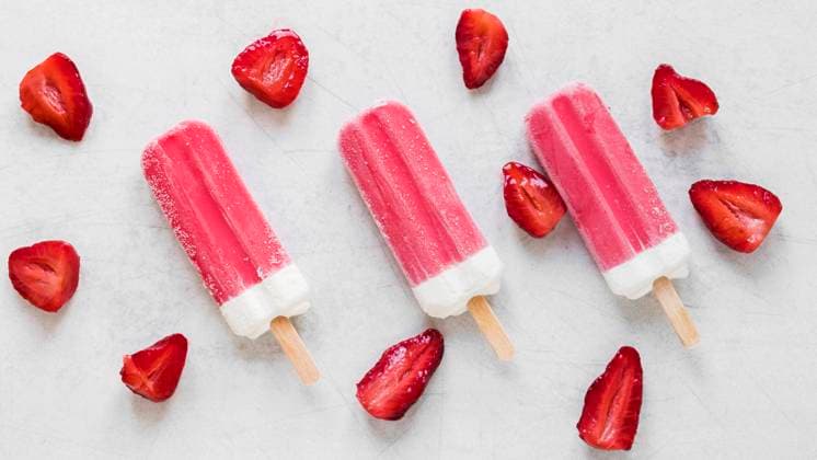  Ansicht von oben Leckeres Eis am Stiel mit Erdbeere *** View from above tasty Ice on Stem with Strawberry Copyright: imageBROKER/OleksandrxLatkun ibxole09585198.jpg