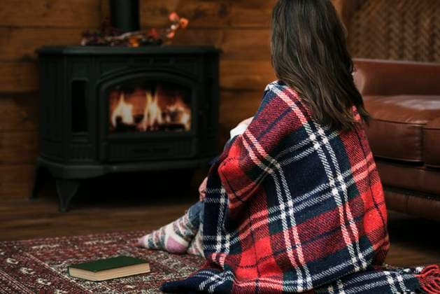  Frau bedeckt Decke Kamin *** Woman covered Ceiling Fireplace Copyright: imageBROKER/OleksandrxLatkun ibxole09585281.jpg ,model released, Symbolfoto ,property released