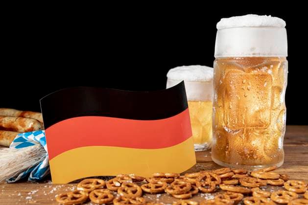  Close up bayerisches Bier mit deutscher Flagge *** Close up Bavarian Beer with German Flag Copyright: imageBROKER/OleksandrxLatkun ibxole09585534.jpg