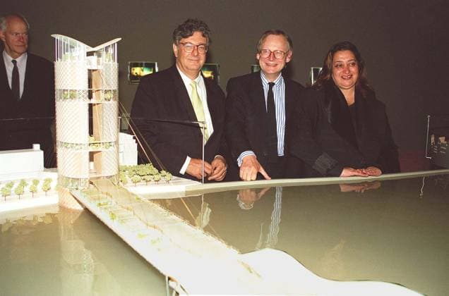 Left to Right: ANTOINE GRUMBACH French Architect Rt Hon JOHN GUMMER MP Conservative MP for Suffolk Coastal Environment Secretary and ZAHA HADID Iraqi-born British Architect (Their designs for a new London bridge spanning the Thames won joint first Left to Right: ANTOINE GRUMBACH French Architect Rt Hon JOHN GUMMER MP Conservative MP for Suffolk Coastal Environment Secretary and ZAHA HADID Iraqi-born British Architect (Their designs for a new London bridge spanning the Thames won joint first prize in a competition by the Royal Academy of Arts) COMPULSORY CREDIT: UPPA Photoshot Photo UKWT 012107 B-07a 24.09.1996, Credit:Photoshot Avalon United Kingdom  Copyright: xPhotoshotx xAvalonx 0503757751