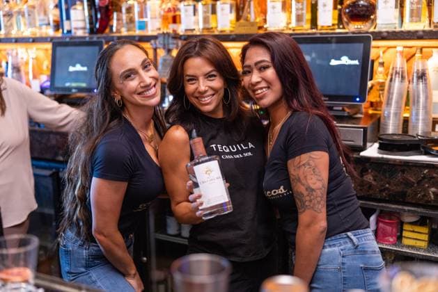 Bilder des Jahres 2023, Entertainment 09 September Entertainment Themen der Woche KW36 Eva Longoria bei Rocco s Tacos Host Casa Del Sol Event in Miami Rocco?s Tacos Host Casa Del Sol Event With Eva Longoria Featuring: Eva Longoria When: 06 Sep 2023 Credit: Seth Browarnik startraksphoto.com Copyright: xRichardxAlvarezx 53021578 EDITORIAL USE ONLY. NOT FOR USE BY NEWSPAPERS BASED IN THE UK.