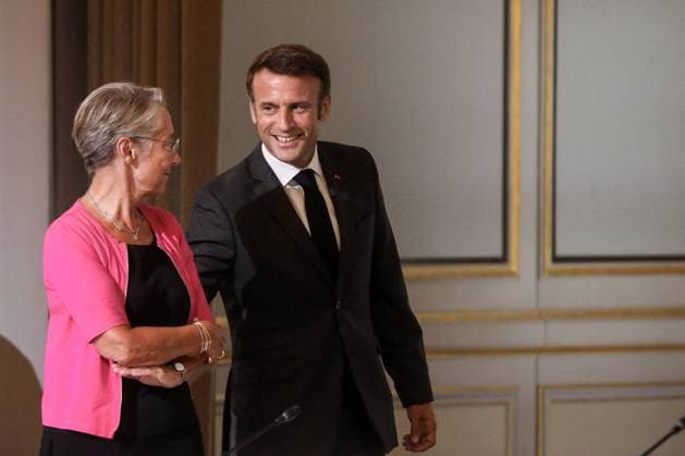Frankreich, Emmanuel Macron leitet CNR Nationalrat für Neugründung in Paris National Refoundation Council At The Elysee - Paris President Emmanuel Macron greets Prime Minister Elisabeth Borne at the start of the third plenary session of the CNR (National Council for the Refoundation) on September 7, 2023 at the Elysee palace in Paris, France. Photo by Stephane Lemouton Pool ABACAPRESS.COM Paris France  Copyright: xLemoutonxStephane Pool ABACAx 866693_004 LemoutonxStephane Pool ABACAx 866693_004
