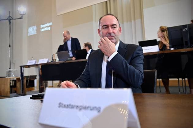 News Themen der Woche KW36 News Bilder des Tages Hubert AIWANGER (Freie Waehler,Wirtschaftsminister Bayern) sitt auf seinem Platz. Sitzung des Zwischenausschusses -Landtag debattiert ueber die Flugblattaffaere von Hubert Aiwanger am 07.09.2023 im Senatssaal des Bayerischen Landtags. *** Hubert AIWANGER Free Voters,Bavarian Minister of Economic Affairs sits on his seat meeting of the Intermediate Committee Landtag debates the leaflet affair of Hubert Aiwanger on 07 09 2023 in the Senate Chamber of the Bavarian State Parliament