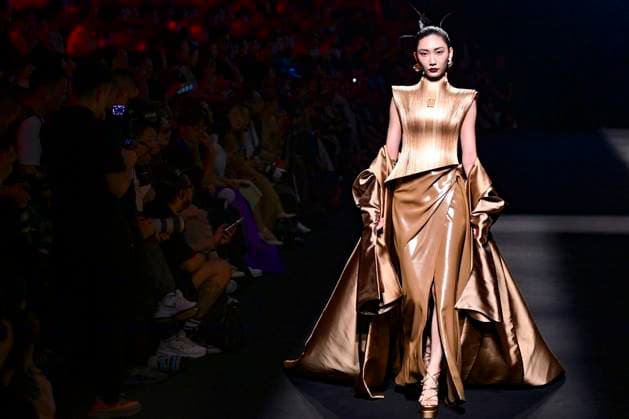 Bilder des Jahres 2023, Entertainment 09 September Entertainment Themen der Woche KW36 Entertainment Bilder des Tages BEIJING, CHINA - SEPTEMBER 07: A model walks the runway at MISUITY collection show by designer GAOTIAN during the China Fashion Week S S 2024 at Beijing Hotel on September 7, 2023 in Beijing, China.  Copyright: xChinaxNewsxServicex 111452972630
