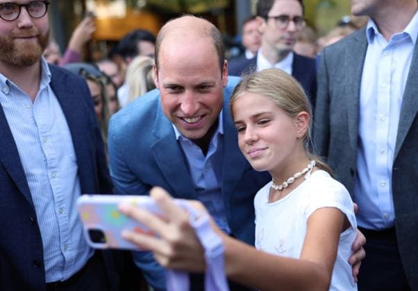 Bilder des Jahres 2023, Entertainment 09 September Entertainment Themen der Woche KW36 Entertainment Bilder des Tages The Prince Of Wales Visits Bournemouth Prince William, Prince of Wales poses for selfies with members of the public as he visits Pret A Manger on September 07, 2023 in Bournemouth, England. The Prince of Wales visited Bournemouth businesses pledging their support to the Homewards programme, which aims to end homelessness. 07 September2023 NO UK USE FOR 48 HOURS, Credit:Avalon.red Avalon United Kingdom, England, Bournemouth  Copyright: xAvalon.redx xAvalonx 0803501120