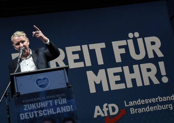 News Themen der Woche KW36 News Bilder des Tages Politik , Kundgebung in Oranienburg 07.09.2023, xdanx, Politik , Kundgebung in Oranienburg - Zukunft für Deutschland, v.l.Bjoern Hoecke,Fraktionsvorsitzender der AfD Thueringen bei einer Kundgebung der AfD auf dem Schlossplatz Oranienburg. Oranienburg Schlossplatz Oranienburg Brandenburg Deutschland (DE) *** Politics , rally in Oranienburg 07 09 2023, xdanx, Politics , rally in Oranienburg future for Germany, v l Bjoern Hoecke,faction leader of the AfD Thueringen at a rally of the AfD on the castle square Oranienburg Oranienburg castle square Oranienburg Brandenburg Germany DE Copyright: xDanielxLakomskix