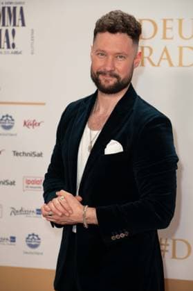 Calum SCOTT, Musiker, Saenger, Roter Teppich, Red Carpet Show, Ankunft, arrival, Verleihung des Deutschen Radiopreises 2023 in Hamburg am 07.09.2022,