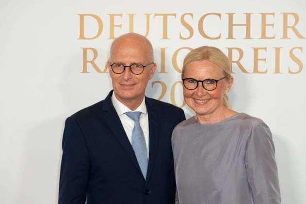 Peter TSCHENTSCHER, Erster Buergermeister der Hansestadt Hamburg, mit Ehefrau Eva Maria, Roter Teppich, Red Carpet Show, Ankunft, arrival, Verleihung des Deutschen Radiopreises 2023 in Hamburg am 07.09.2022,