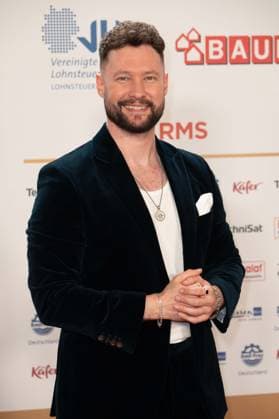 Calum SCOTT, Musiker, Saenger, Roter Teppich, Red Carpet Show, Ankunft, arrival, Verleihung des Deutschen Radiopreises 2023 in Hamburg am 07.09.2022,