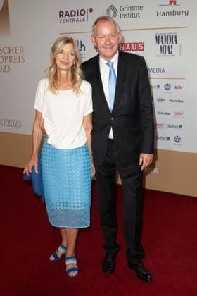 Lutz MARMOR, ehem. NDR-Intendant, mit Eva-Marika PURKERT, Roter Teppich, Red Carpet Show, Ankunft, arrival, Verleihung des Deutschen Radiopreises 2023 in Hamburg am 07.09.2022,