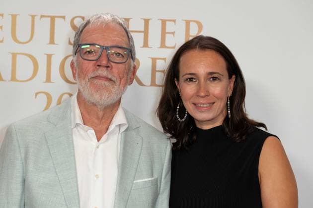 Wolfgang TREPPER, Comedian, mit Kirstin TIEMANN, Roter Teppich, Red Carpet Show, Ankunft, arrival, Verleihung des Deutschen Radiopreises 2023 in Hamburg am 07.09.2022,