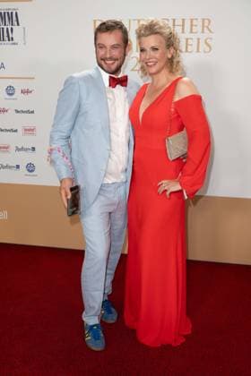 Eva HABERMANN, Schauspielerin, mit Begleiter Armin, Roter Teppich, Red Carpet Show, Ankunft, arrival, Verleihung des Deutschen Radiopreises 2023 in Hamburg am 07.09.2022,