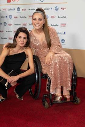 Linda ZERVAKIS, Moderatorin, Kristina VOGEL, ehem. Radfahrerin, Roter Teppich, Red Carpet Show, Ankunft, arrival, Verleihung des Deutschen Radiopreises 2023 in Hamburg am 07.09.2022,