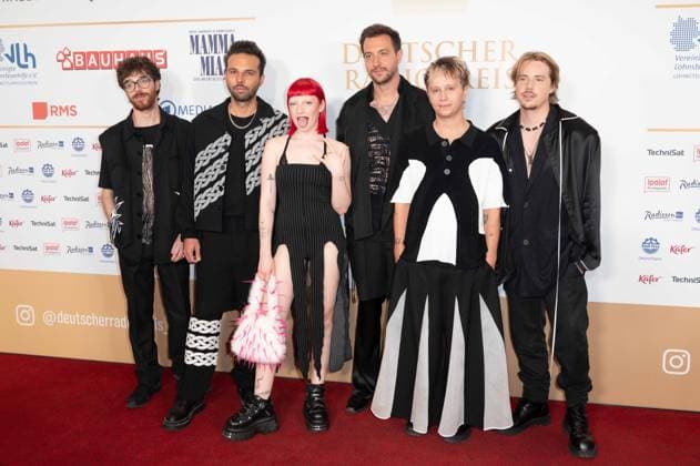 Sophie and the Giants, Musikgruppe, Band, Roter Teppich, Red Carpet Show, Ankunft, arrival, Verleihung des Deutschen Radiopreises 2023 in Hamburg am 07.09.2022,