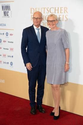Peter TSCHENTSCHER, Erster Buergermeister der Hansestadt Hamburg, mit Ehefrau Eva Maria, Roter Teppich, Red Carpet Show, Ankunft, arrival, Verleihung des Deutschen Radiopreises 2023 in Hamburg am 07.09.2022,