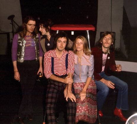 WINGS British Pop Group Left to Right: DENNY SEIWELL; LINDA McCARTNEY; PAUL McCARTNEY; DENNY LAINE and HENRY McCULLOUGH COMPULSORY CREDIT: UPPA Photoshot Photo CPH 039235 30.11.1972 WINGS British Pop Group Left to Right: DENNY SEIWELL; LINDA McCARTNEY; PAUL McCARTNEY; DENNY LAINE and HENRY McCULLOUGH COMPULSORY CREDIT: Starstock Photoshot Photo CPH 039235 30.11.1972, Credit:Photoshot Avalon United Kingdom  Copyright: xPhotoshotx xAvalonx 0506356760