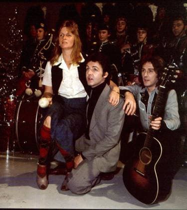 WINGS British Pop Group Left to Right: LINDA McCARTNEY; PAUL McCARTNEY and DENNY LAINE COMPULSORY CREDIT: UPPA Photoshot Photo CMS 082001 10.12.1977 WINGS British Pop Group Left to Right: LINDA McCARTNEY; PAUL McCARTNEY and DENNY LAINE COMPULSORY CREDIT: Starstock Photoshot Photo CMS 082001 10.12.1977, Credit:Photoshot Avalon United Kingdom  Copyright: xPhotoshotx xAvalonx 0506356777