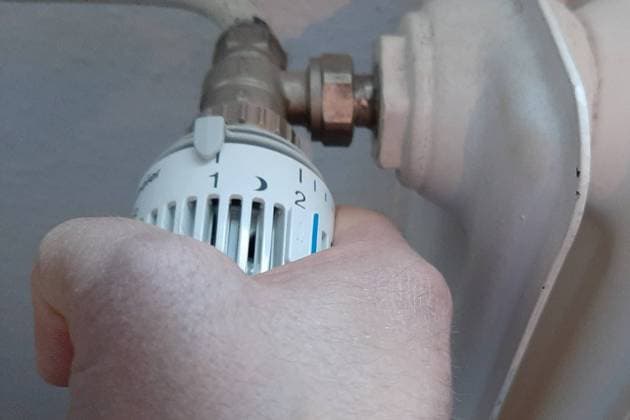 Hand am Heizungsthermostat Henstedt-Ulzburg Schleswig-Holstein Deutschland *** Hand on heating thermostat Henstedt Ulzburg Schleswig Holstein Germany Copyright: xLobeca RHx