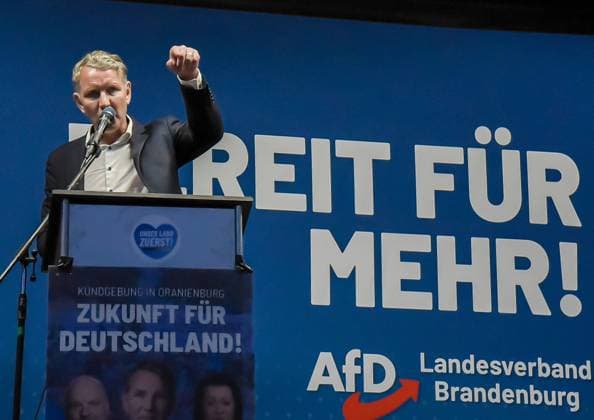 07.09.2023, xlakx, Politik , Kundgebung in Oranienburg - Zukunft für Deutschland emspor, v.l.Bjoern Hoecke,Fraktionsvorsitzender der AfD Thueringen bei einer Kundgebung der AfD auf dem Schlossplatz Oranienburg. Oranienburg *** 07 09 2023, xlakx, politics , rally in Oranienburg Future for Germany emspor, v l Bjoern Hoecke,faction leader of the AfD Thueringen at a rally of the AfD on the Schlossplatz Oranienburg Oranienburg