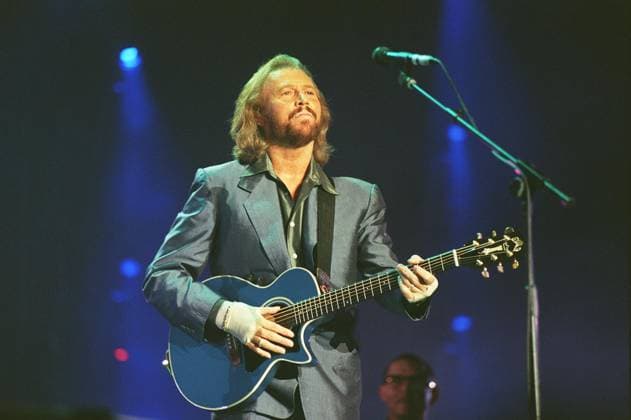 BARRY GIBB Member of the British pop group The Bee Gees Seen in concert at Wembley Stadium. COMPULSORY CREDIT: UPPA Photoshot Photo UGL 015239 F-20 05.09.1998 BARRY GIBB Member of the British pop group The Bee Gees Seen in concert at Wembley Stadium. COMPULSORY CREDIT: Starstock Photoshot Photo UGL 015239 F-20 05.09.1998, Credit:Photoshot Avalon United Kingdom  Copyright: xPhotoshotx xAvalonx 0506397524