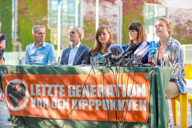 Bilder des Jahres 2023, News 09 September News Themen der Woche KW36 News Bilder des Tages Letzte Generation Pressekonferenz: Proteste in Berlin angekündi, Die Gruppe Letzte Generation hat heute vor dem Bundeskanzleramt eine Pressekonferenz abgehalten. Bei der Pressekonferenz kündigten die Aktivisten an, dass sie ab dem 13. September in Berlin wieder protestieren werden. Die Proteste sollen auf die Dringlichkeit des Handelns gegen den Klimawandel aufmerksam machen. Es sprachen unter anderem Carla Hinrichs Sprecherin der letzten Generation, sowie Chiara Malz und Prof. Dr. Nikolaus Froitzheim und Lisa Johnsen (R). Berlin Berlin Deutschland *** Last Generation Press Conference Protests in Berlin announcedi, The group Last Generation held a press conference today in front of the Federal Chancellery At the press conference, the activists announced th