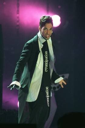 THE ARTIST FORMERLY KNOWN AS PRINCE American Pop Singer (At the 1997 Brit Awards) COMPULSORY CREDIT: UPPA Photoshot Photo UIW 012727 G-26 24.02.1997 THE ARTIST FORMERLY KNOWN AS PRINCE American Pop Singer (At the 1997 Brit Awards) COMPULSORY CREDIT: Starstock Photoshot Photo UIW 012727 G-26 24.02.1997, Credit:Photoshot Avalon United Kingdom  Copyright: xPhotoshotx xAvalonx 0506403840