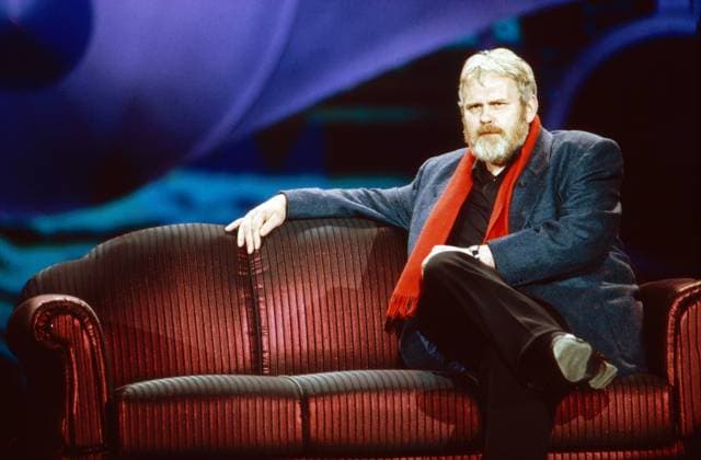 Sänger und Moderator Gunther Emmerlich auf einer Couch in einer Fernsehshow, Deutschland um 1994. Copyright: HartwigxValdmanis Nur redaktionelle Nutzung. Editorial usage only. VAL_720002082