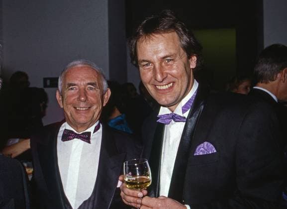 Jörg Wontorra, deutscher Fernsehmoderator und Fernsehproduzent (rechts), mit seinem luxemburgisch deutschen Sportjournalistenkollegen Ernst Huberty bei der Verleihung des Fernsehpreises Goldene Kamera 1989 in Berlin, Deutschland 1990. Copyright: HartwigxValdmanis Nur redaktionelle Nutzung. Editorial usage only. VAL_720002516