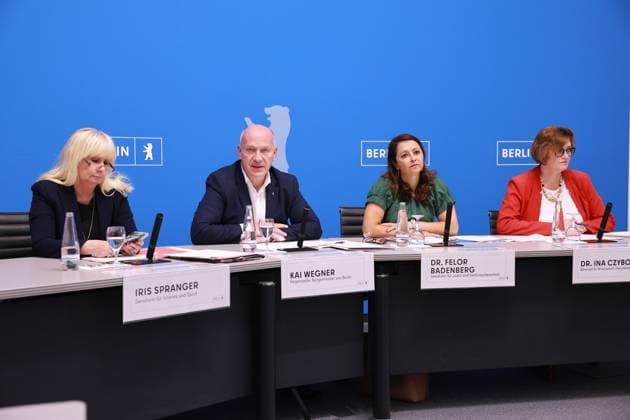 (v.l.n.r.) Iris Spranger (SPD, Senatorin für Inneres und Sport), Kai Wegner (Reg. Bürgermeister Berlin, CDU), Dr. Felor Badenberg (Parteilos, Senatorin für Justiz und Verbraucherschutz), Dr. Ina Czyborra (SPD, Senatorin für Wissenschaft, Gesundheit und Pflege), Pressekonferenz zum Sicherheitsgipfel u.a. über die Kriminalität in Berliner Parks, über die Situation im Görlitzer Park, 08.9.2023, Rotes Rathaus, Berlin, Deutschland *** f l n r Iris Spranger SPD, Senator for the Interior and Sport , Kai Wegner Reg Mayor of Berlin, CDU , Dr Felor Badenberg Parteilos, Senator for Justice and Consumer Protection , Dr Ina Czyborra SPD, Senator for Science, Health and Care , Press conference on the security summit u a about crime in Berlin park kreativmedia_sicherheitsgipel_23