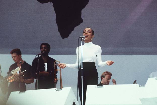 SADE British Pop Singer On stage at the Live Aid charity concert at Wembley COMPULSORY CREDIT: UPPA Photoshot Photo CGH 201894 13.07.1985 SADE British Pop Singer On stage at the Live Aid charity concert at Wembley COMPULSORY CREDIT: Starstock Photoshot Photo CGH 201894 13.07.1985, Credit:Photoshot Avalon United Kingdom  Copyright: xPhotoshotx xAvalonx 0506420903